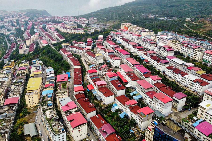 Stadsgebouw herbergt een rood dak