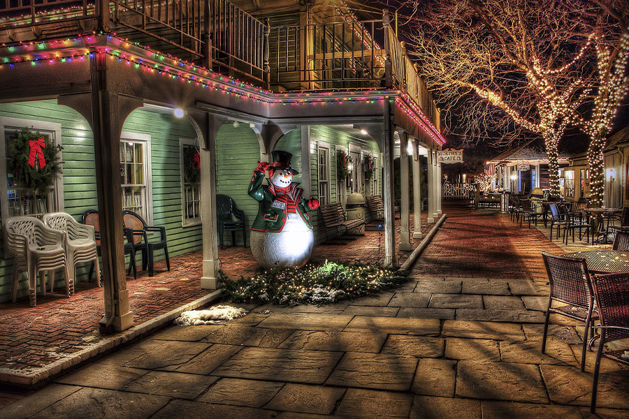 Urban town snowman