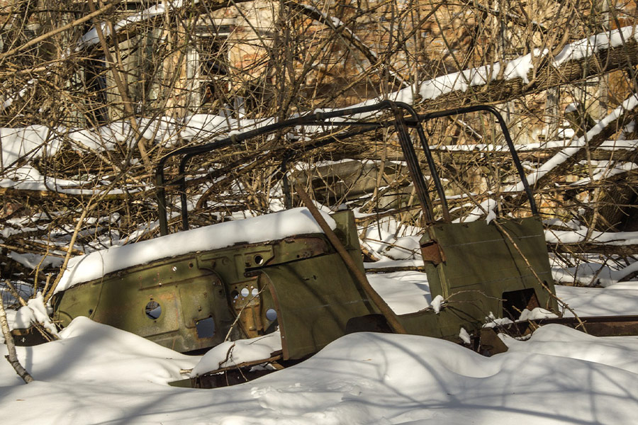 Car jeep under snow
