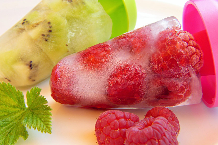 Raspberries kiwi ice