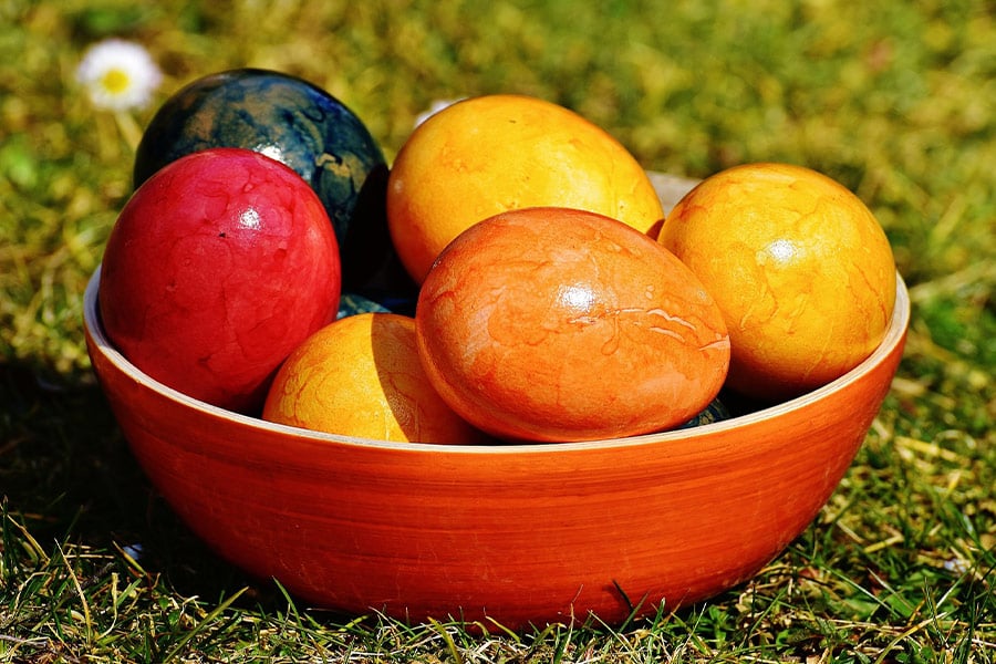 To dye shell eggs colored