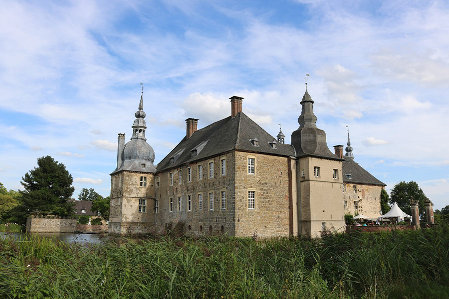 Lembeck castle moat architecture