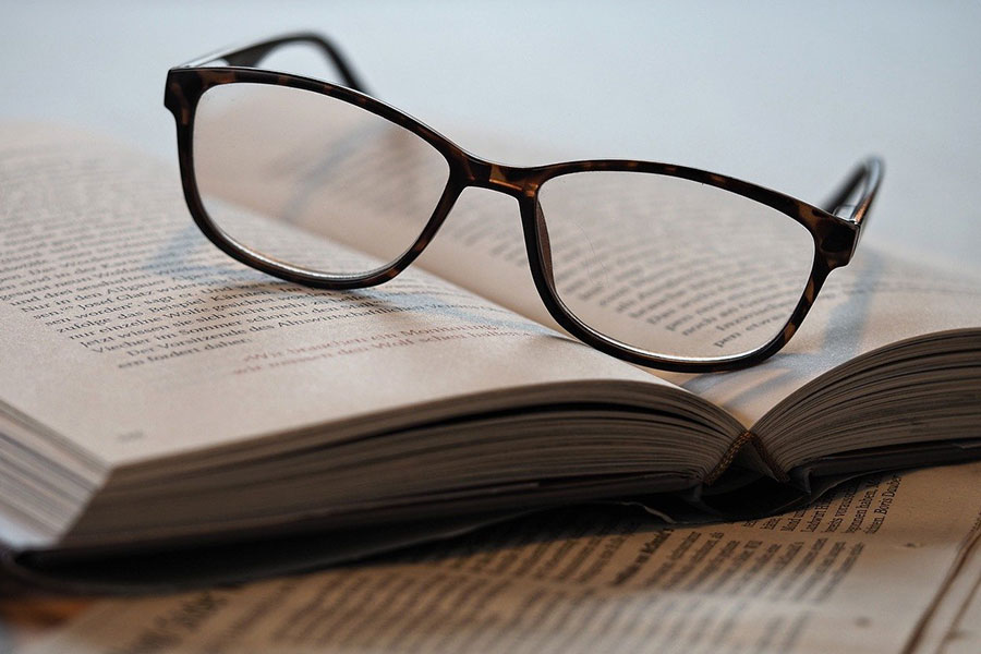 Un par de gafas sobre un libro abierto