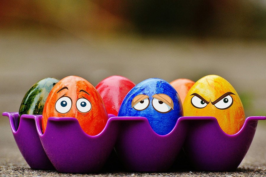 Divertidos huevos de Pascua con emojis