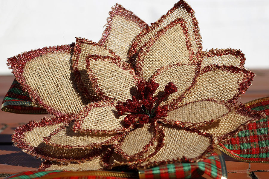 Wykonany z juty z błyszczącą czerwoną krawędzią