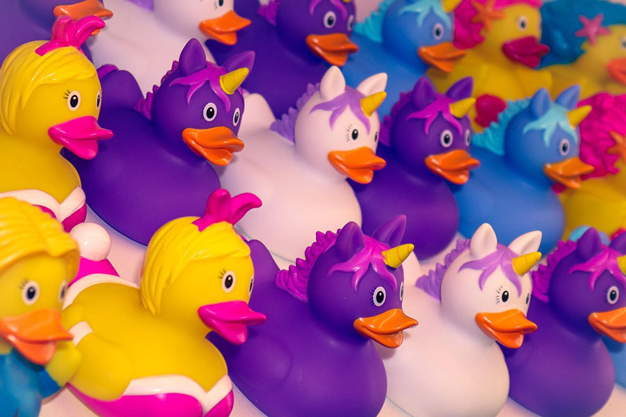 Varios patitos de goma con forma de unicornio
