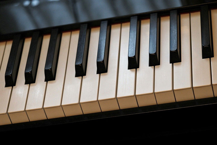 Nahaufnahme der Klaviertastatur