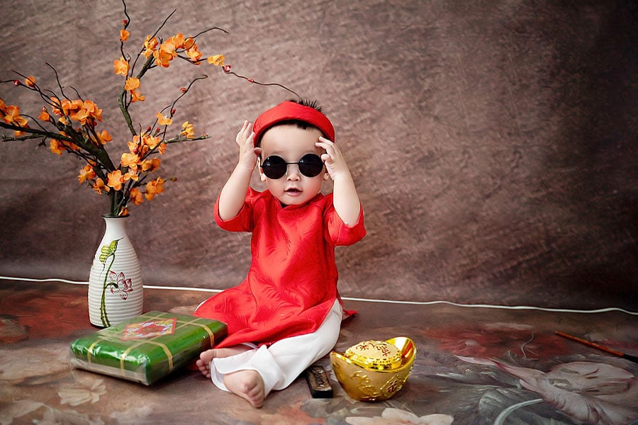 Baby trägt traditionelle Kleidung