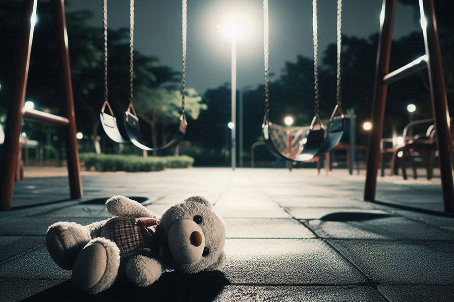 Teddybär liegt auf dem Boden