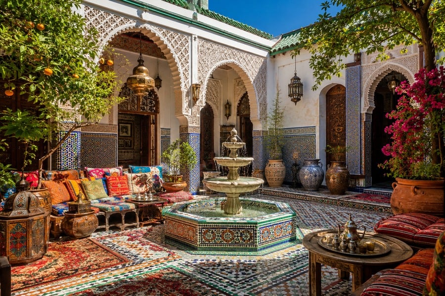Marokkanischer Riad-Innenhof mit Brunnen