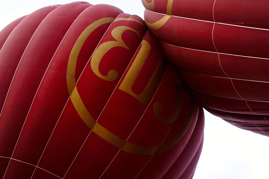 Balon na ogrzane powietrze nad miastem Bagan w Myanmarze