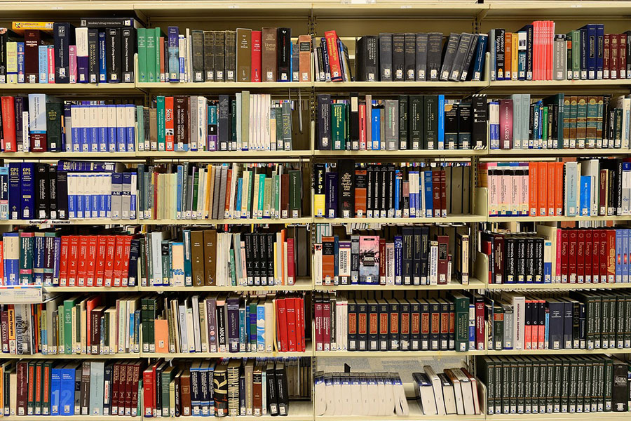 Szafka biblioteczna wypełniona książkami