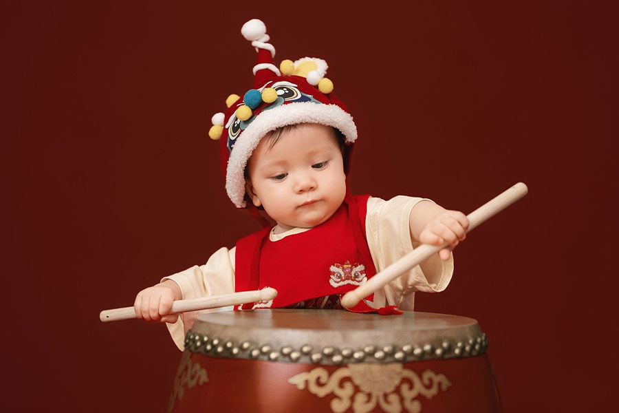 Bambino con abiti tradizionali vietnamiti