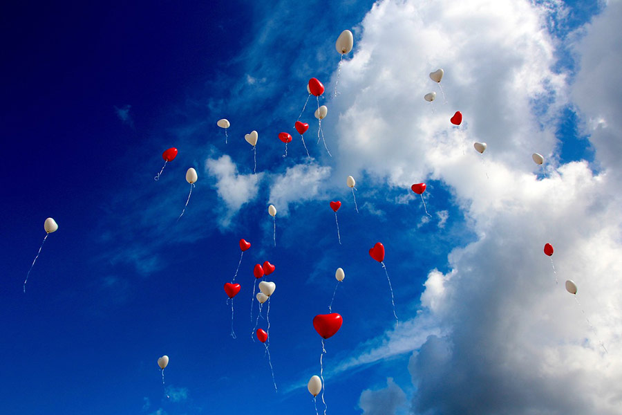 Palloncini a forma di cuore che fluttuano nel cielo