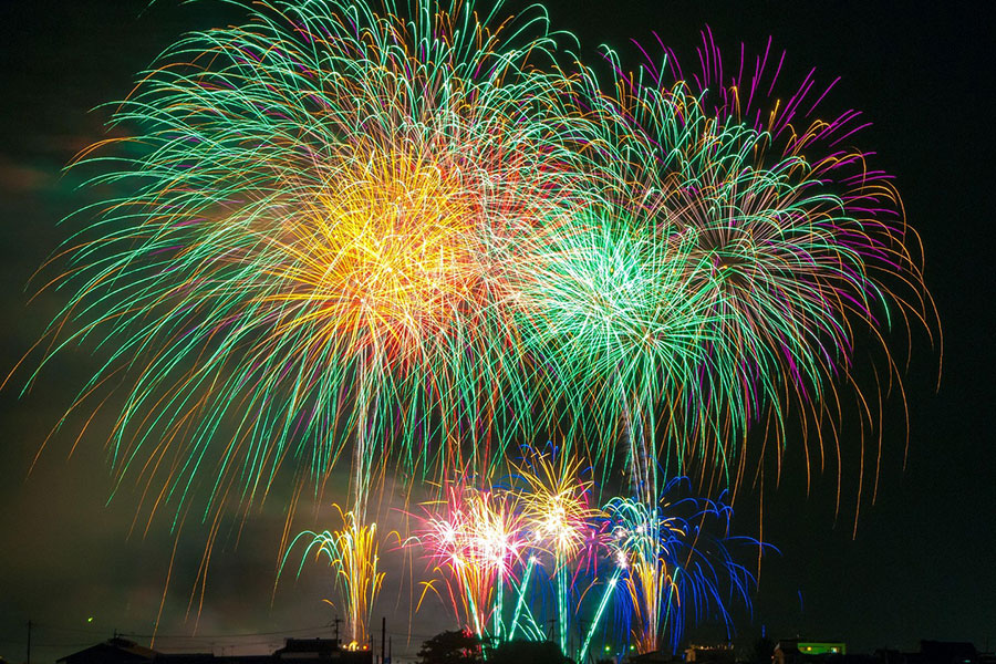 Fuegos artificiales coloridos Año Nuevo