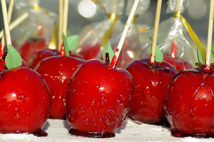 pommes rouge vif et brillantes sur des bâtonnets