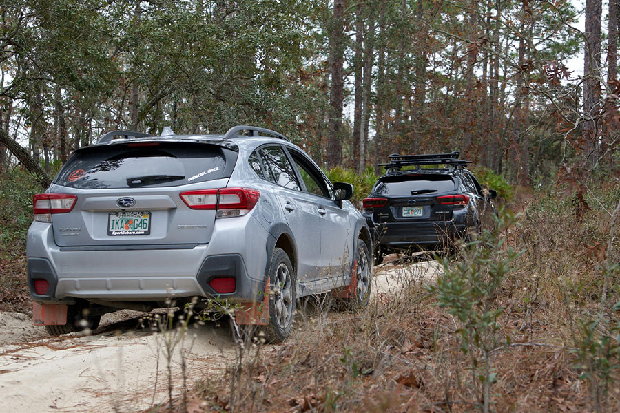 Due veicoli Subaru Crosstrek su una strada sterrata