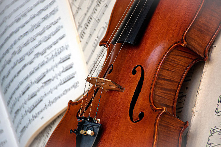 Violino appoggiato su un foglio aperto