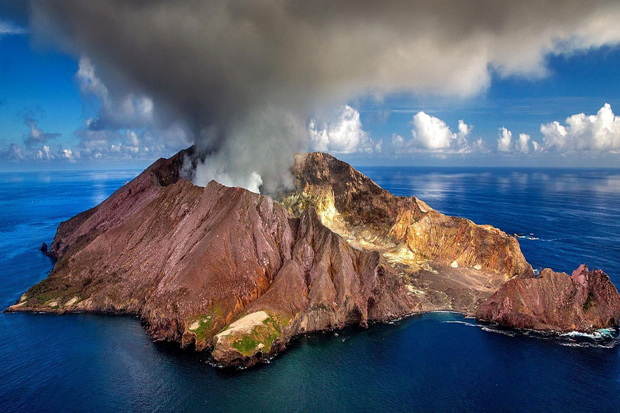 Volcán activo de la isla blanca Whakaari frente a la costa de Nueva Zelanda