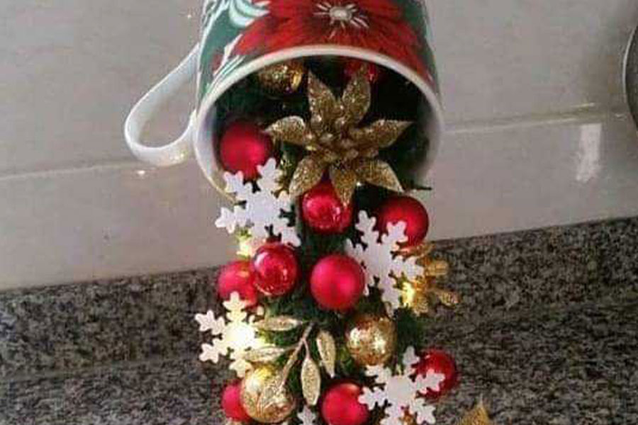 Una tazza da tè galleggiante con decorazione natalizia creativa