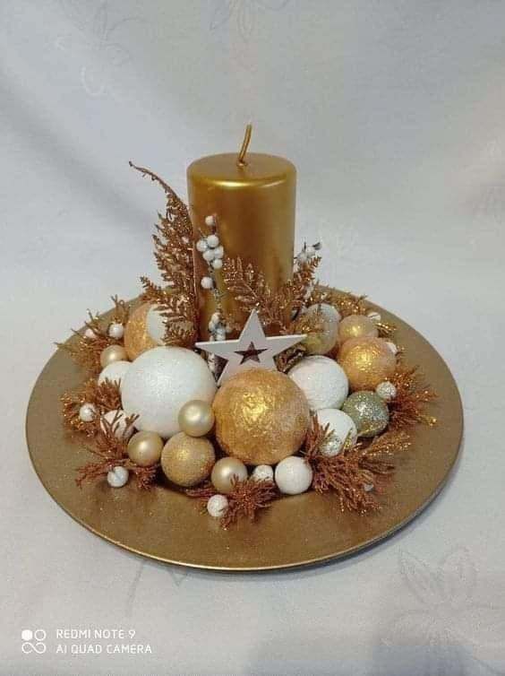 Candela e palline di Natale dorate