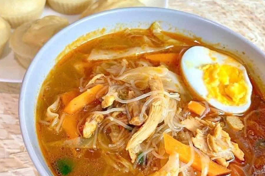 Zuppa di pollo sotanghon