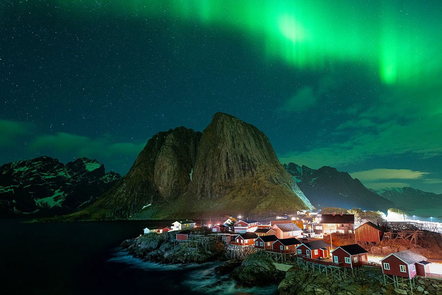 Paesaggio norvegese con aurora boreale mozzafiato