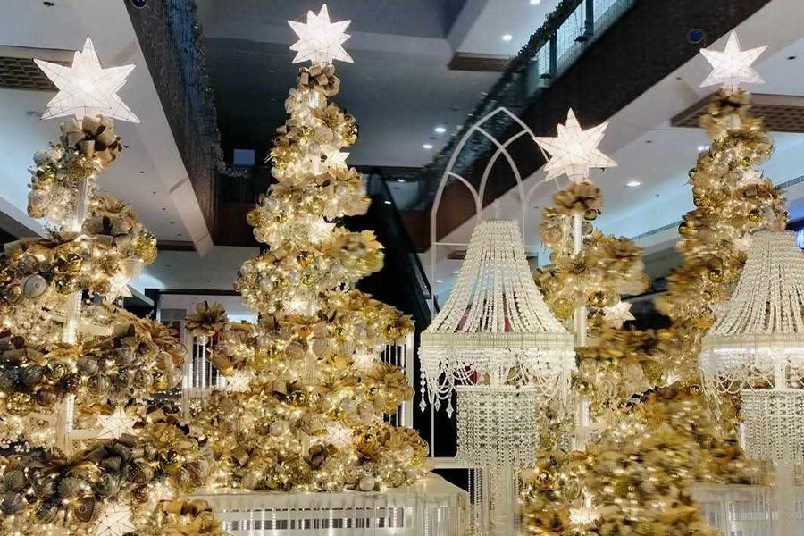 Alberi di Natale dorati esposti nel centro commerciale delle Filippine