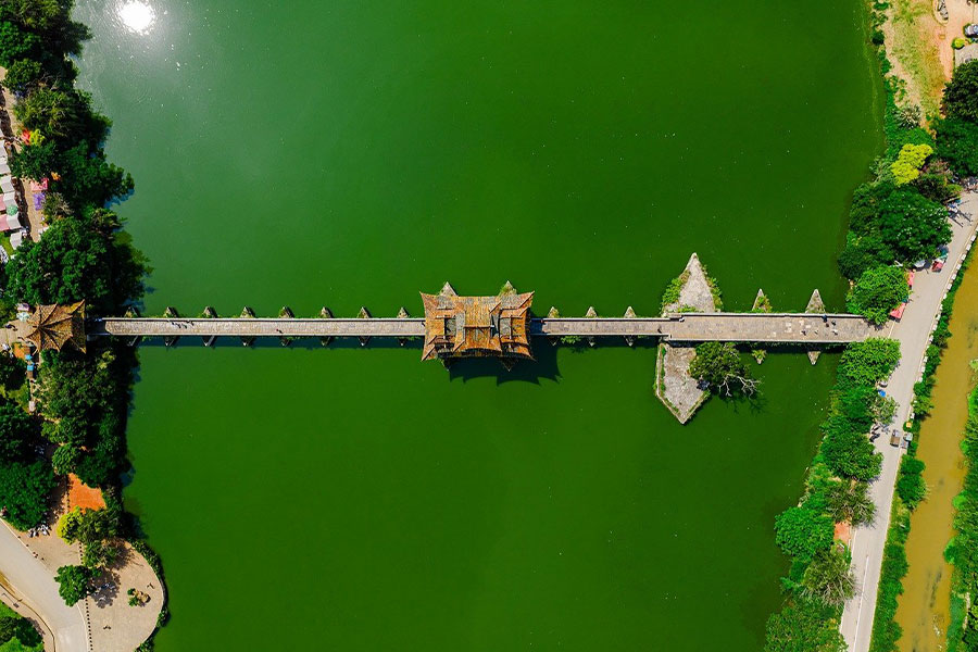 Ponte aereo sul lago