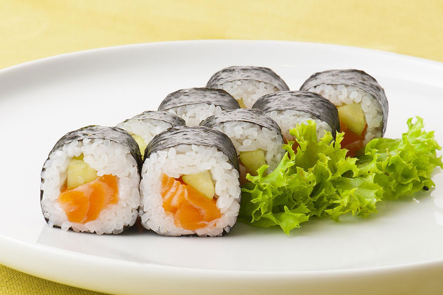 Sushi-Essen auf weißem Brett