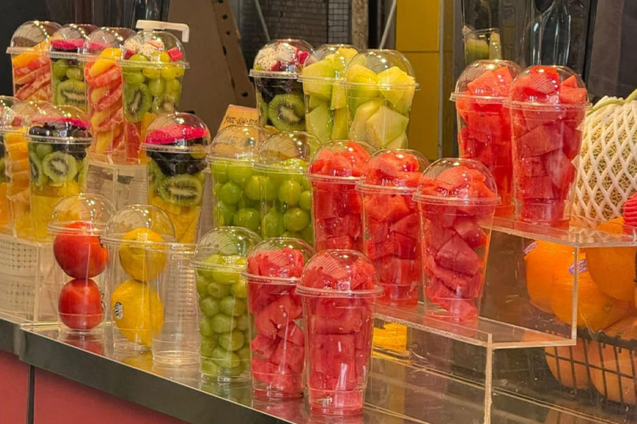Porzioni di frutta a fette in tazze
