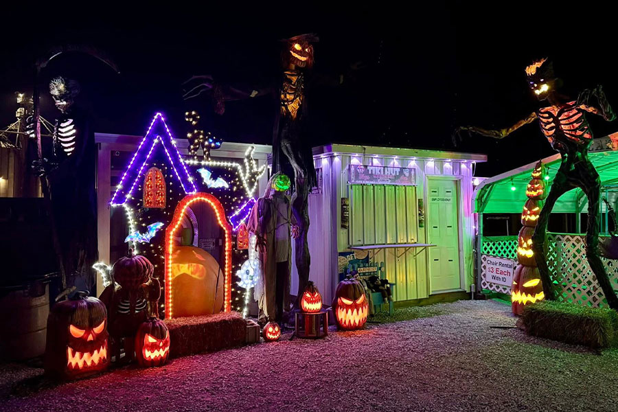Ampia installazione di decorazioni di Halloween