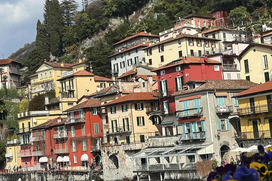 Edifici residenziali nel villaggio di Varenna, Italia