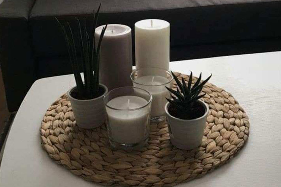 Vassoio decorativo con candele e piante