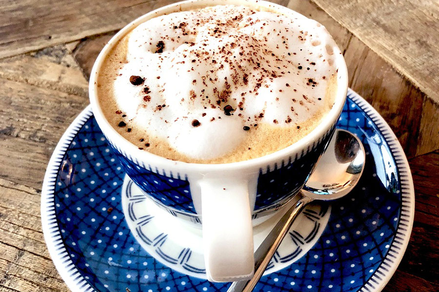 Servire caffè cappuccino latte