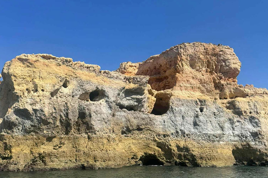 Cueva marina en la costa del Algarve en Portugal