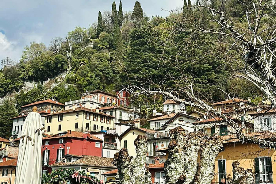 Pittoresk dorpje aan het Comomeer in Italië, waarschijnlijk Bellagio