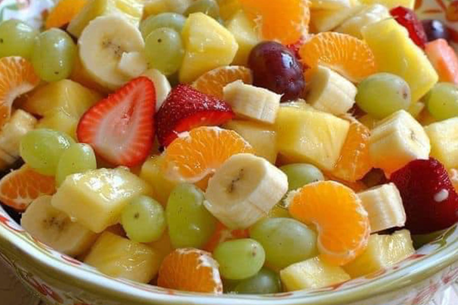 Mix di macedonia di frutta fresca in ciotola