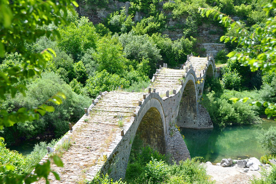 Ponte ad arco in pietra