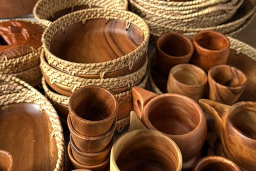 Oggetti in legno e intrecciati fatti a mano