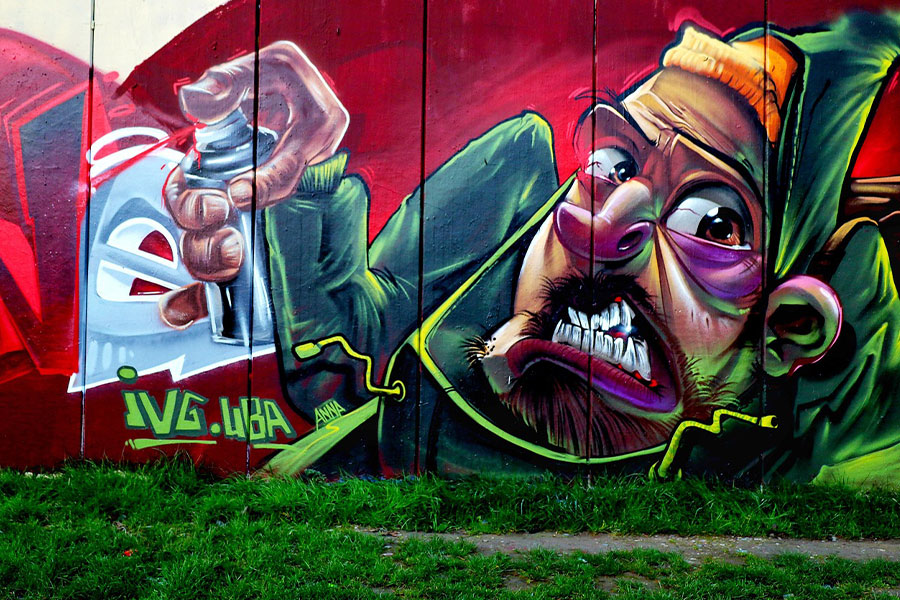 Street-Art-Graffiti mit wütendem Gesicht