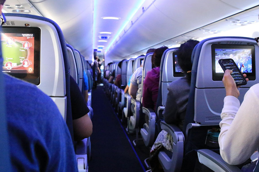 Interno dell'aereo con passeggeri