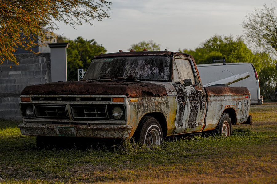 Camion pick-up arrugginito