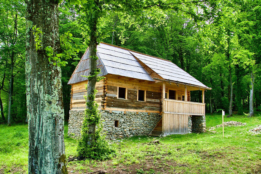 Rustica baita in legno in un ambiente in legno