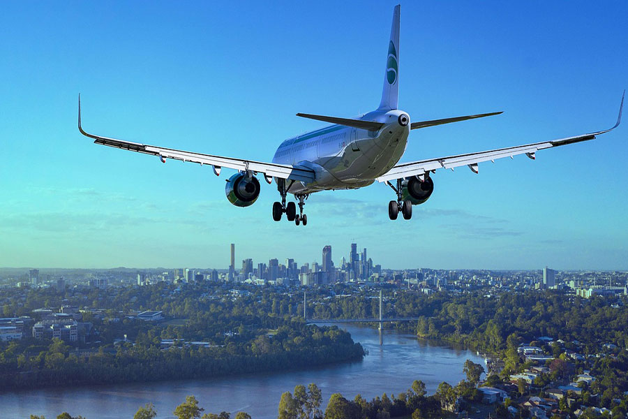Volo in aereo sopra la città