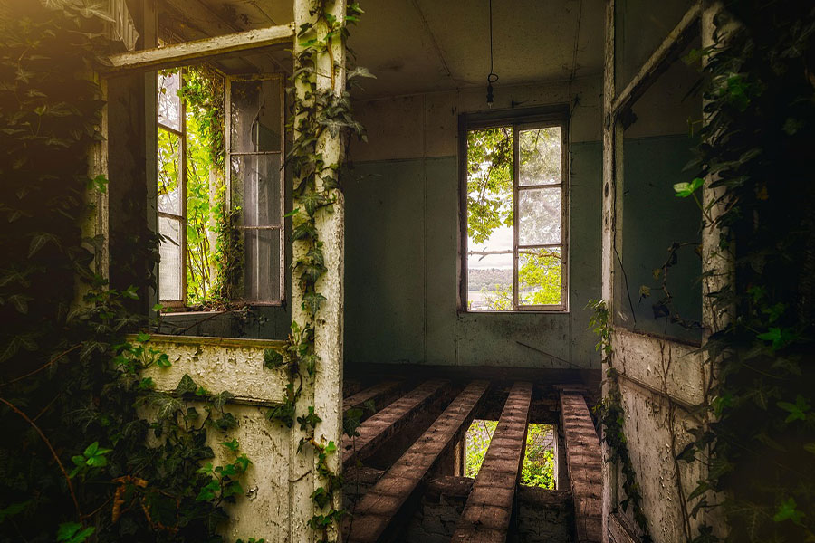 Foto della casa abbandonata a sinistra