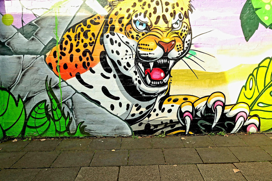 Graffiti di street art con giaguaro