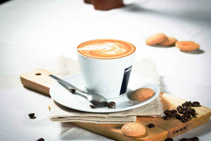 Caffè cappuccino caldo e biscotti