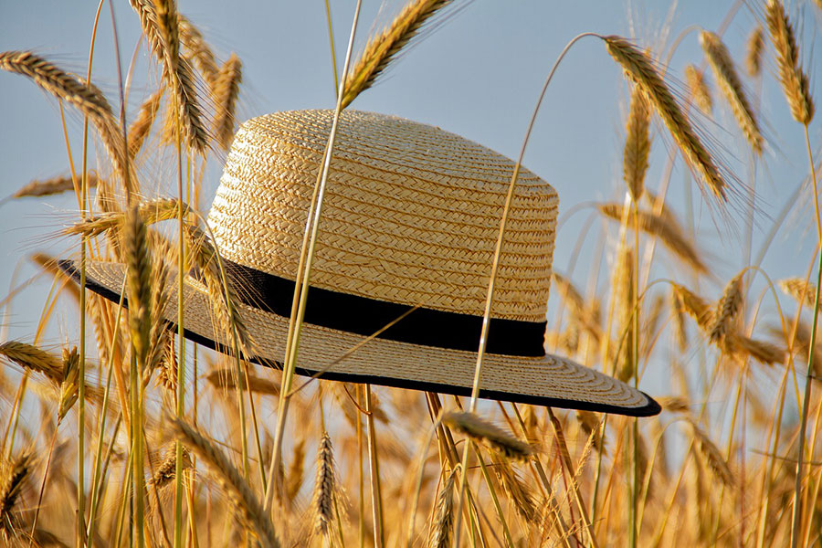 Cappello di paglia con atmosfera estiva