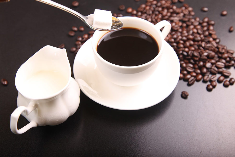 Zucchero e latte per il caffè